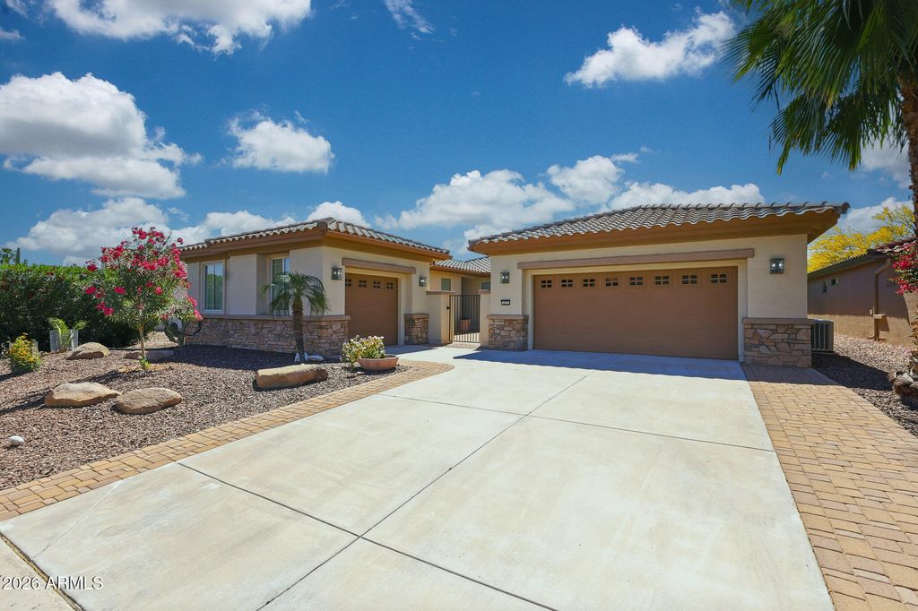 Image 4 of property listing at 16231 W CHEERY LYNN Road, Goodyear, AZ 85395