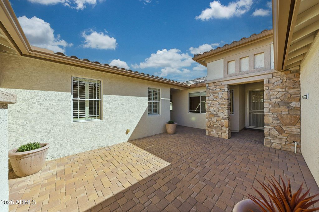 Image 5 of property listing at 16231 W CHEERY LYNN Road, Goodyear, AZ 85395