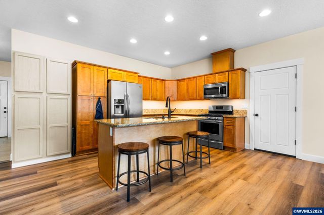 1539 Lakeview Dr, Silverton, OR 97381