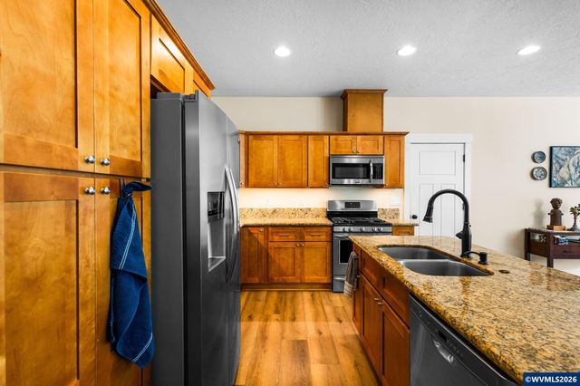 1539 Lakeview Dr, Silverton, OR 97381