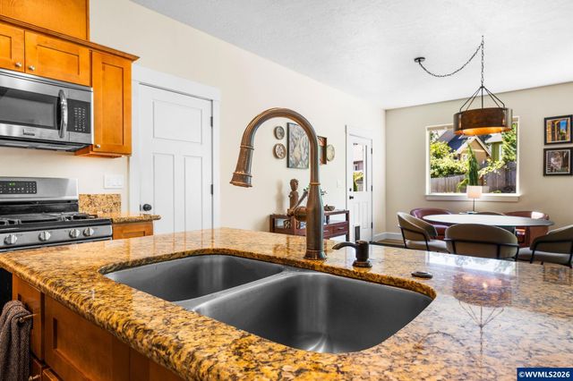 1539 Lakeview Dr, Silverton, OR 97381