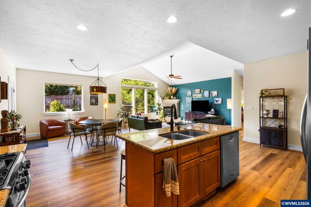 1539 Lakeview Dr, Silverton, OR 97381