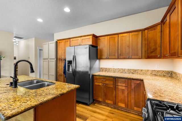1539 Lakeview Dr, Silverton, OR 97381