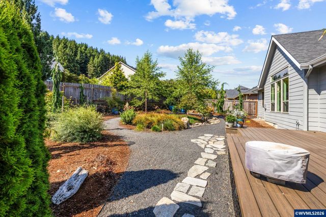 1539 Lakeview Dr, Silverton, OR 97381