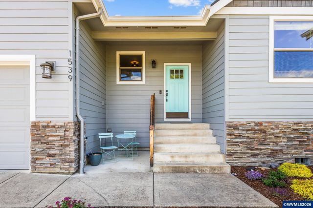 1539 Lakeview Dr, Silverton, OR 97381