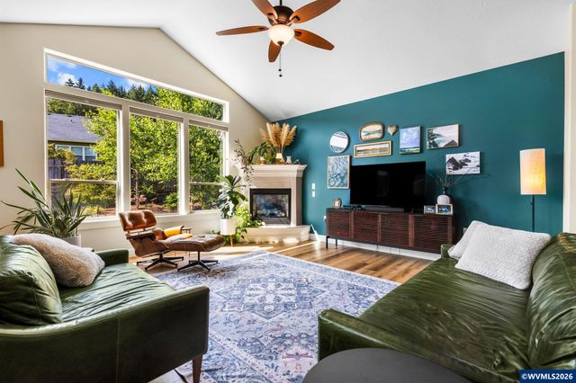 1539 Lakeview Dr, Silverton, OR 97381
