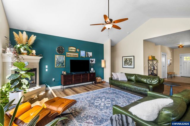 1539 Lakeview Dr, Silverton, OR 97381