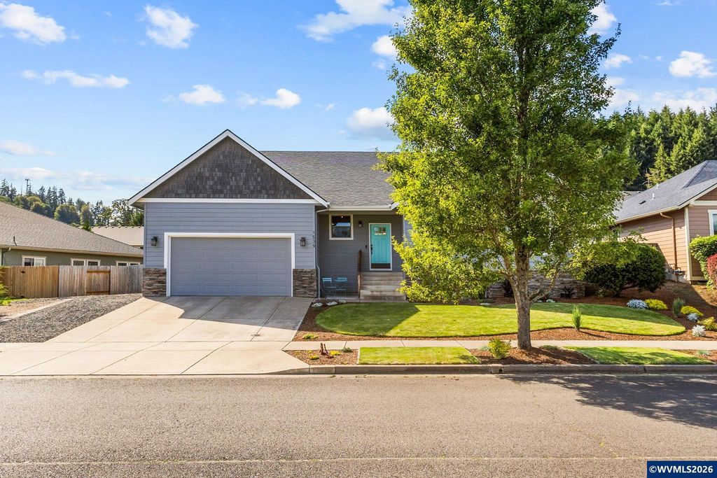 1539 Lakeview Dr, Silverton, OR 97381