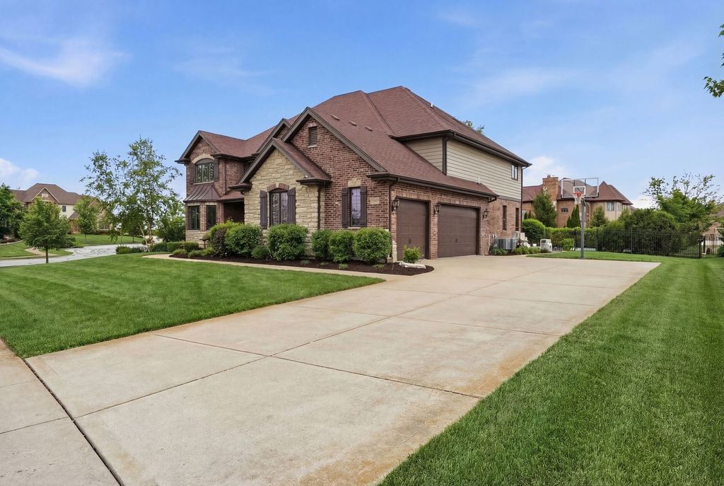 Image 2 of property listing at 8743 Stone Creek Boulevard, Frankfort, IL 60423