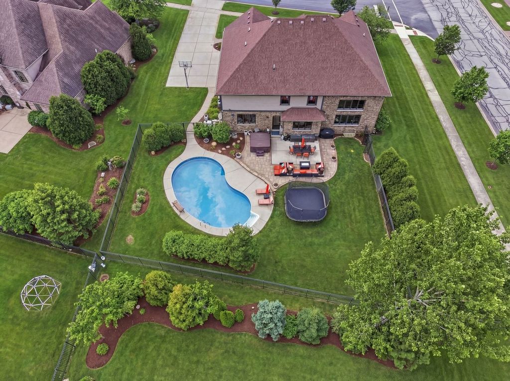 Image 76 of property listing at 8743 Stone Creek Boulevard, Frankfort, IL 60423