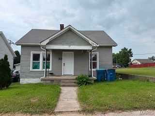 73 E Penning Avenue, Wood River, IL 62095