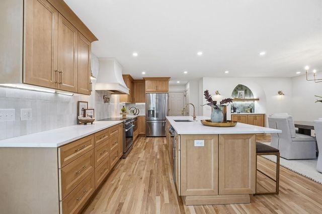 9424 Wenonga Road, Leawood, KS 66206