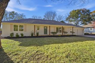 9424 Wenonga Road, Leawood, KS 66206