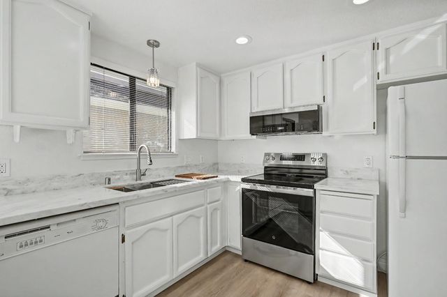 466 De Mar Dr, Sacramento, CA 95831