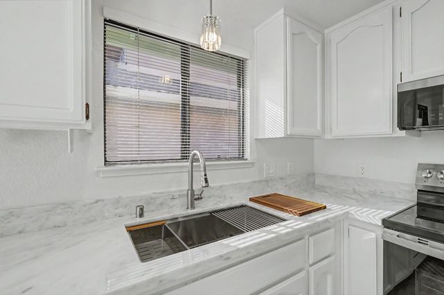 466 De Mar Dr, Sacramento, CA 95831