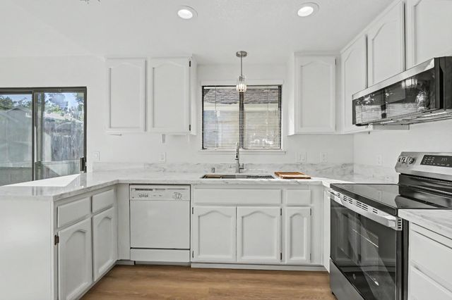 466 De Mar Dr, Sacramento, CA 95831