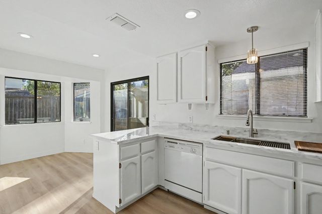 466 De Mar Dr, Sacramento, CA 95831