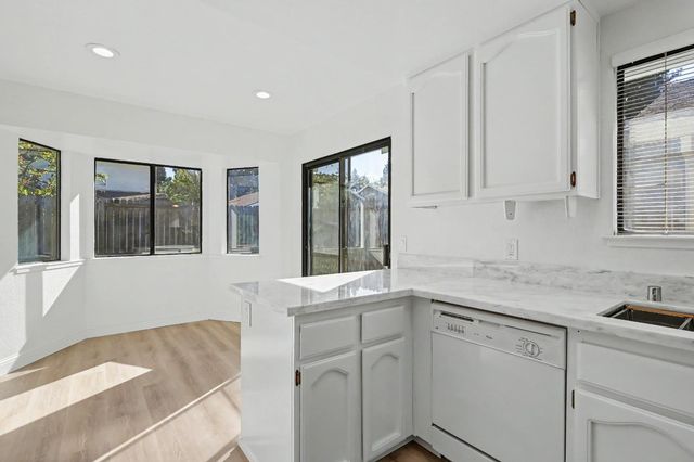 466 De Mar Dr, Sacramento, CA 95831