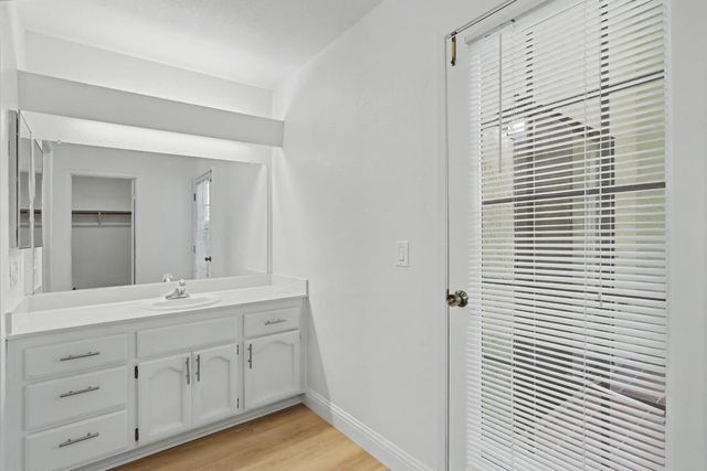 466 De Mar Dr, Sacramento, CA 95831
