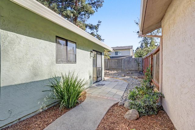 466 De Mar Dr, Sacramento, CA 95831