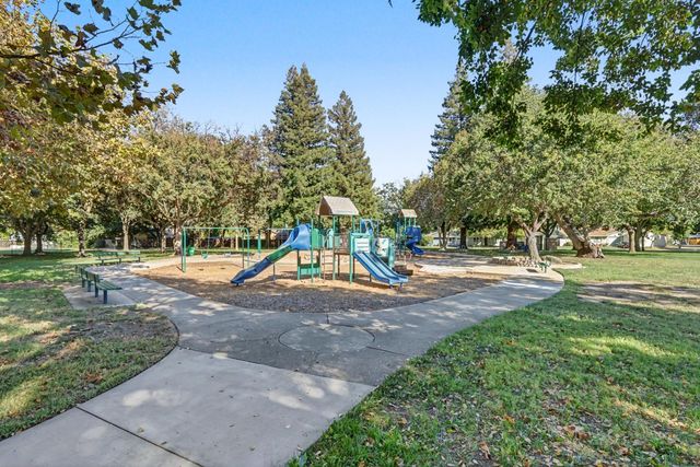 466 De Mar Dr, Sacramento, CA 95831