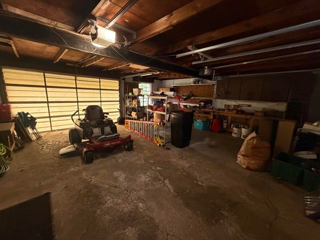 2196 S Dye Road, Flint, MI 48532