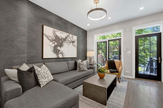 828 S Bell Avenue, Chicago, IL 60612