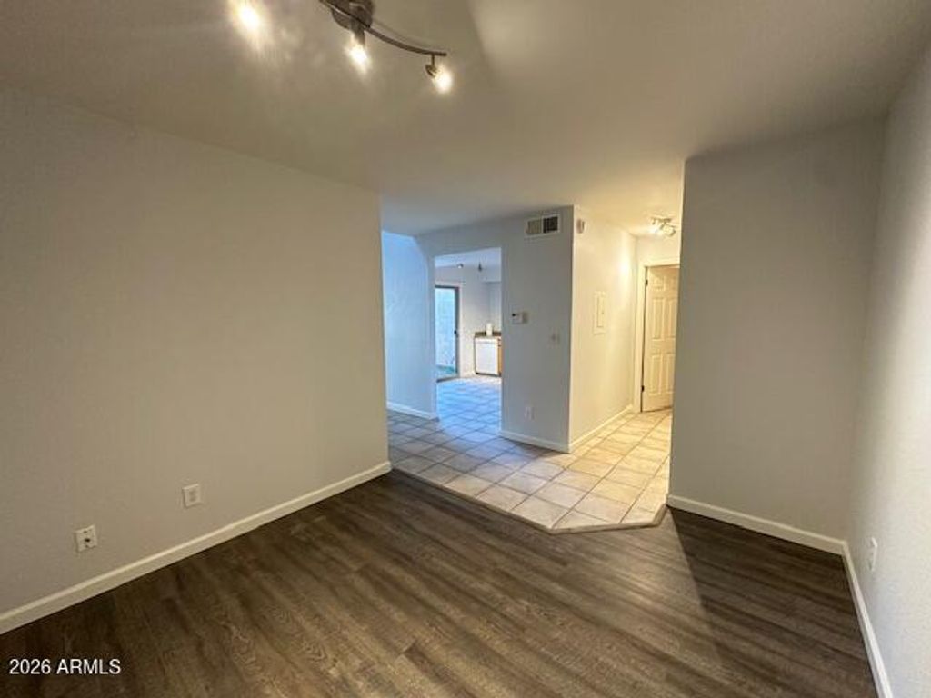 Image 10 of property listing at 3301 E KELTON Lane 103, Phoenix, AZ 85032