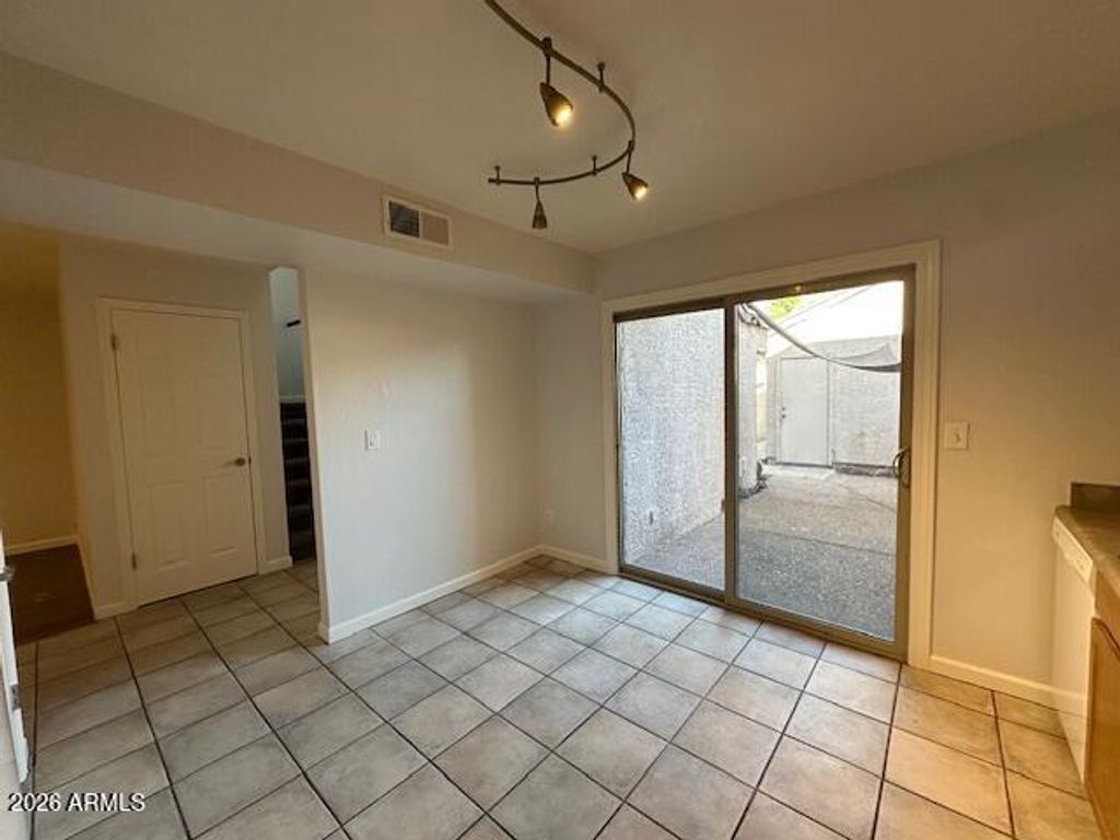 Image 11 of property listing at 3301 E KELTON Lane 103, Phoenix, AZ 85032