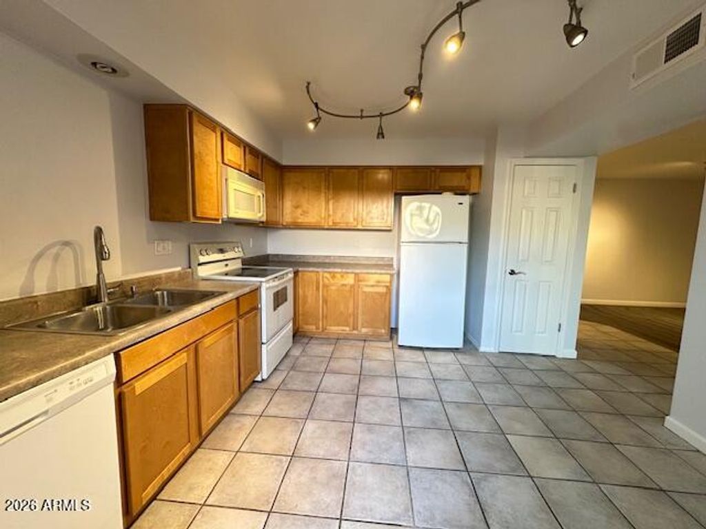 Image 12 of property listing at 3301 E KELTON Lane 103, Phoenix, AZ 85032