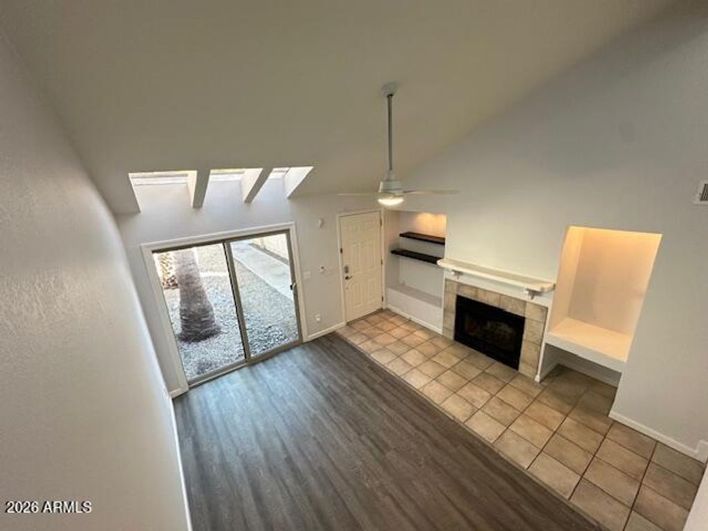 Image 21 of property listing at 3301 E KELTON Lane 103, Phoenix, AZ 85032