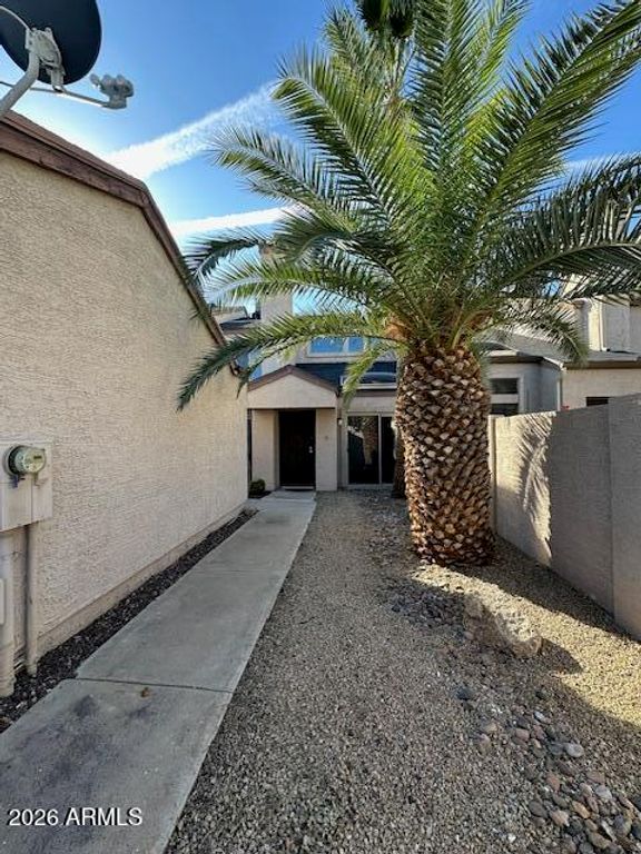 Image 5 of property listing at 3301 E KELTON Lane 103, Phoenix, AZ 85032