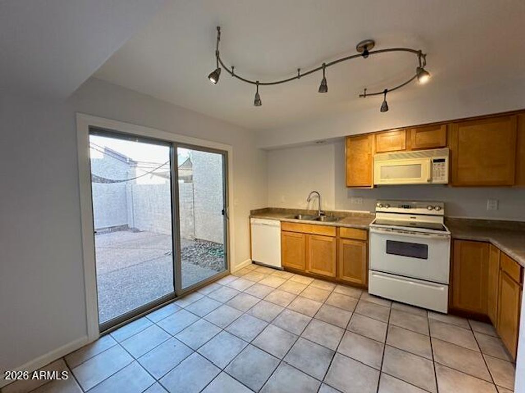 Image 6 of property listing at 3301 E KELTON Lane 103, Phoenix, AZ 85032