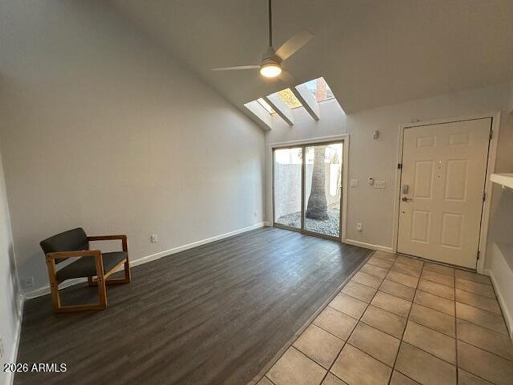 Image 9 of property listing at 3301 E KELTON Lane 103, Phoenix, AZ 85032