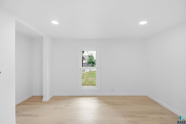 614 W 1st St Street, Sioux Falls, SD 57104
