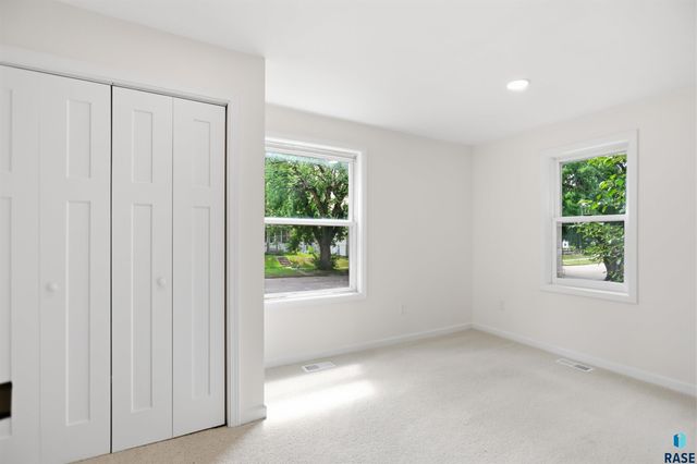 614 W 1st St Street, Sioux Falls, SD 57104