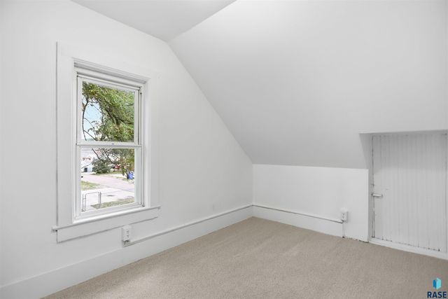 614 W 1st St Street, Sioux Falls, SD 57104