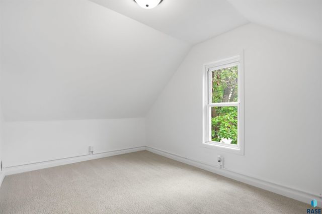 614 W 1st St Street, Sioux Falls, SD 57104