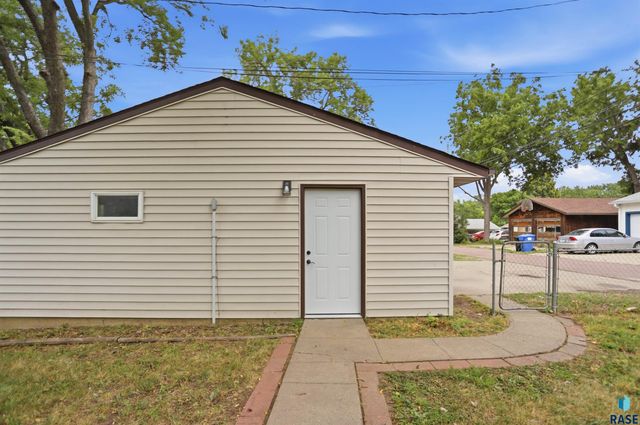 614 W 1st St Street, Sioux Falls, SD 57104