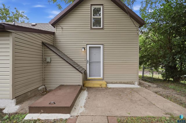 614 W 1st St Street, Sioux Falls, SD 57104