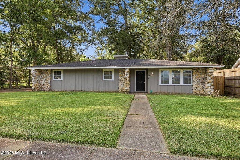 507 Heatherwood Drive, Jackson, MS 39212