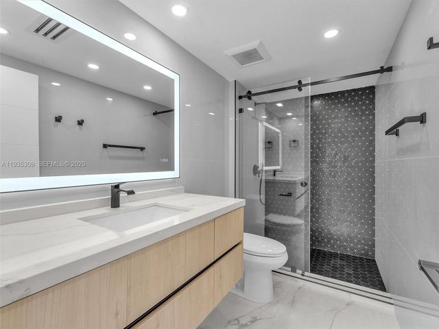 19707 Turnberry Way 22D, Aventura, FL 33180