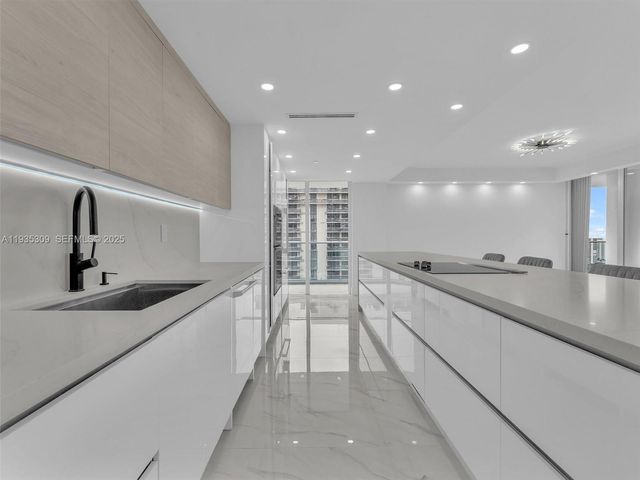 19707 Turnberry Way 22D, Aventura, FL 33180