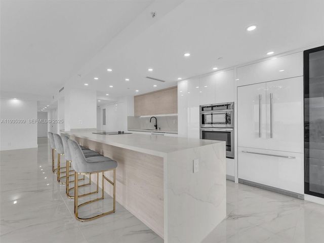 19707 Turnberry Way 22D, Aventura, FL 33180