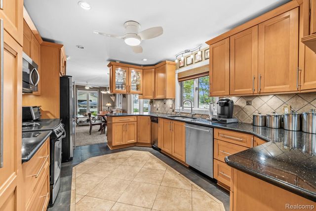 4178 Chevron Drive, Highland Charter Township, MI 48356