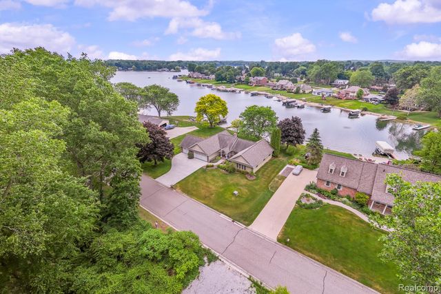 4178 Chevron Drive, Highland Charter Township, MI 48356