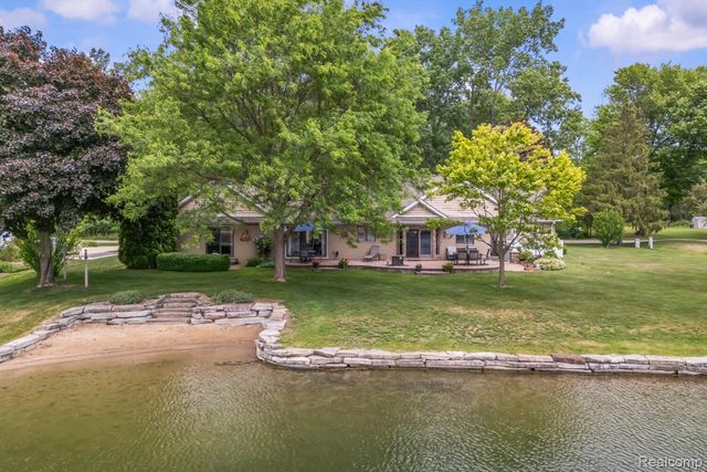 4178 Chevron Drive, Highland Charter Township, MI 48356