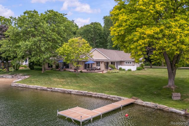 4178 Chevron Drive, Highland Charter Township, MI 48356
