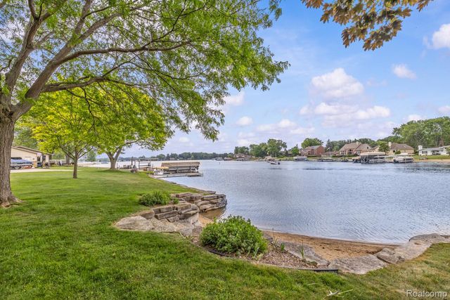 4178 Chevron Drive, Highland Charter Township, MI 48356