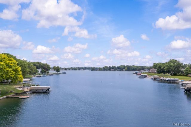 4178 Chevron Drive, Highland Charter Township, MI 48356